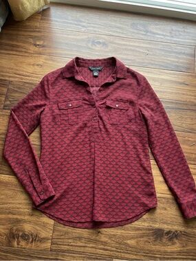 NWOT White House Black Market Red Scallop Geometric Print Pullover Blouse Small